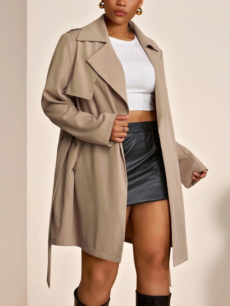 Trench-coat grande taille deux pièces ceinturé beige minimaliste