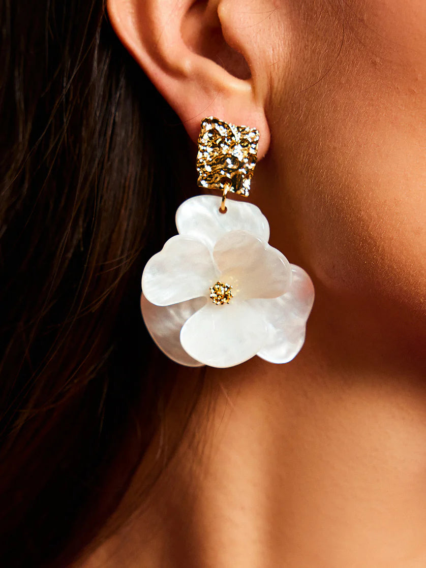 Golden Floral Dangle Earrings - LA FEMME WANDERER