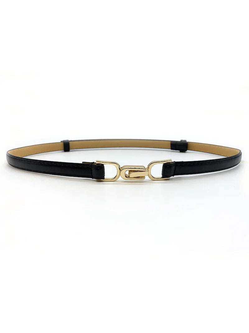 Ceinture noire minimaliste avec détail de chaîne dorée