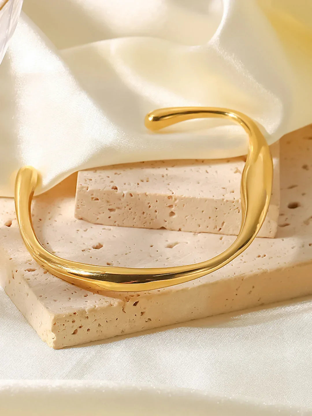 Mobius Bracelet - LA FEMME WANDERER