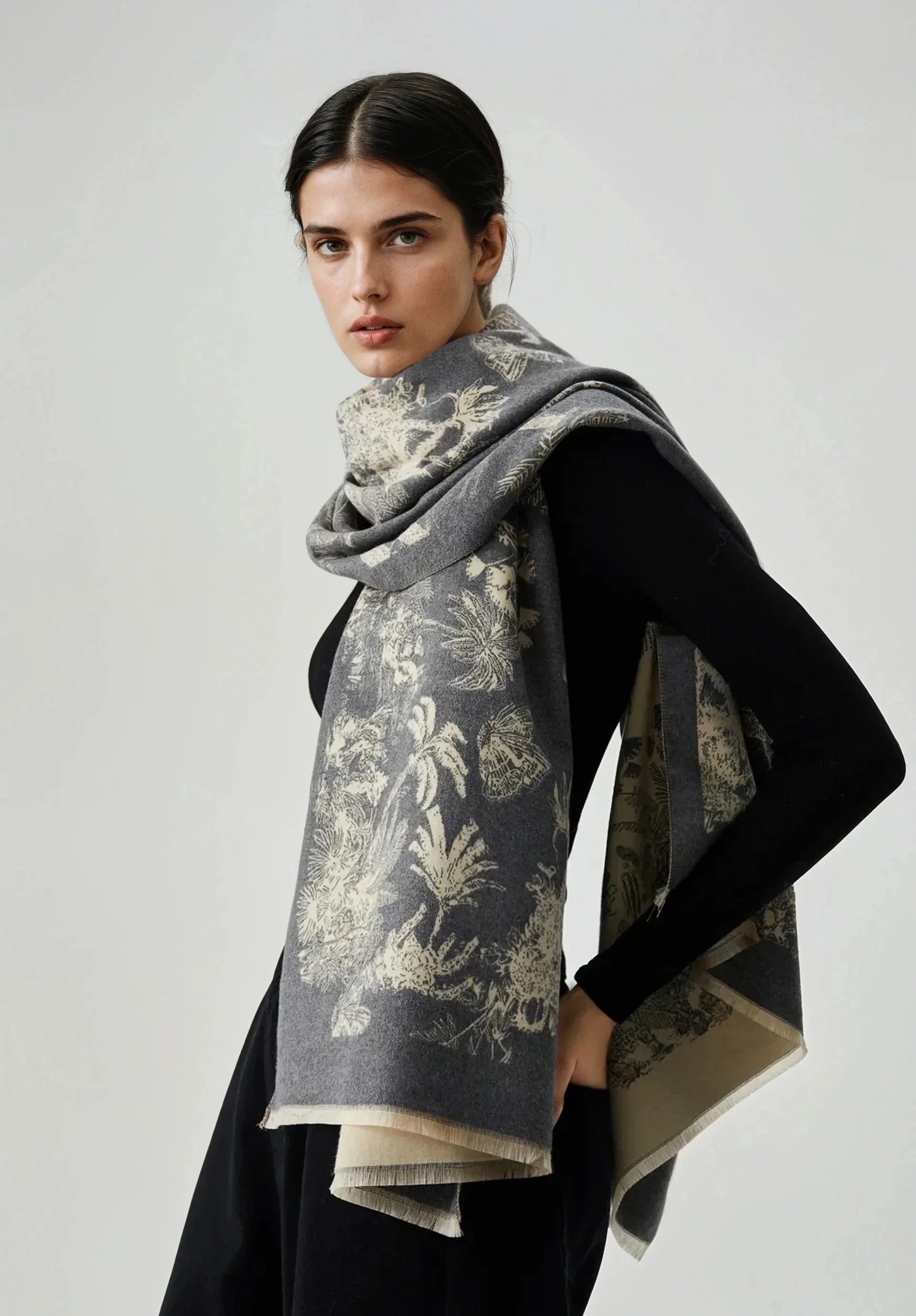 Two-Sided Jacquard Weave Scarf with Tassels - LA FEMME WANDERER