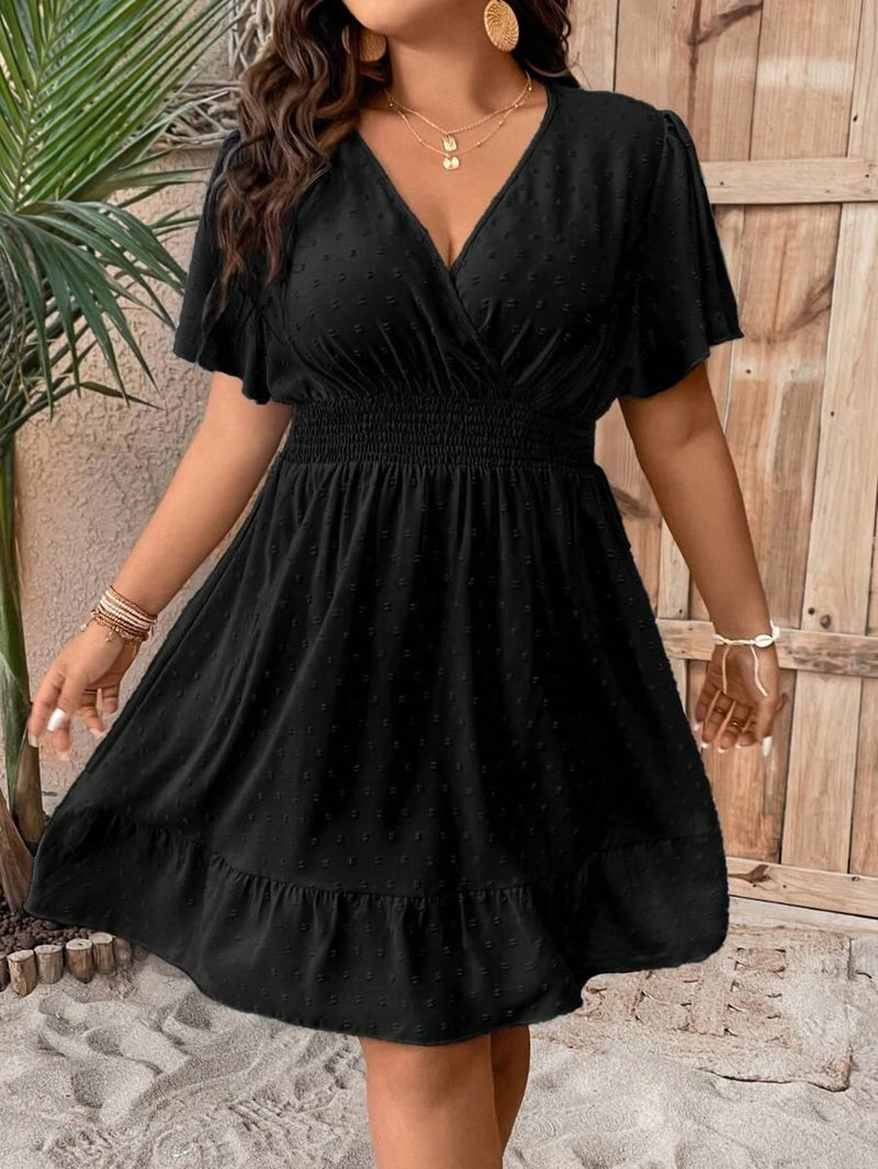 Robe grande taille à volants et col en V avec taille cintrée