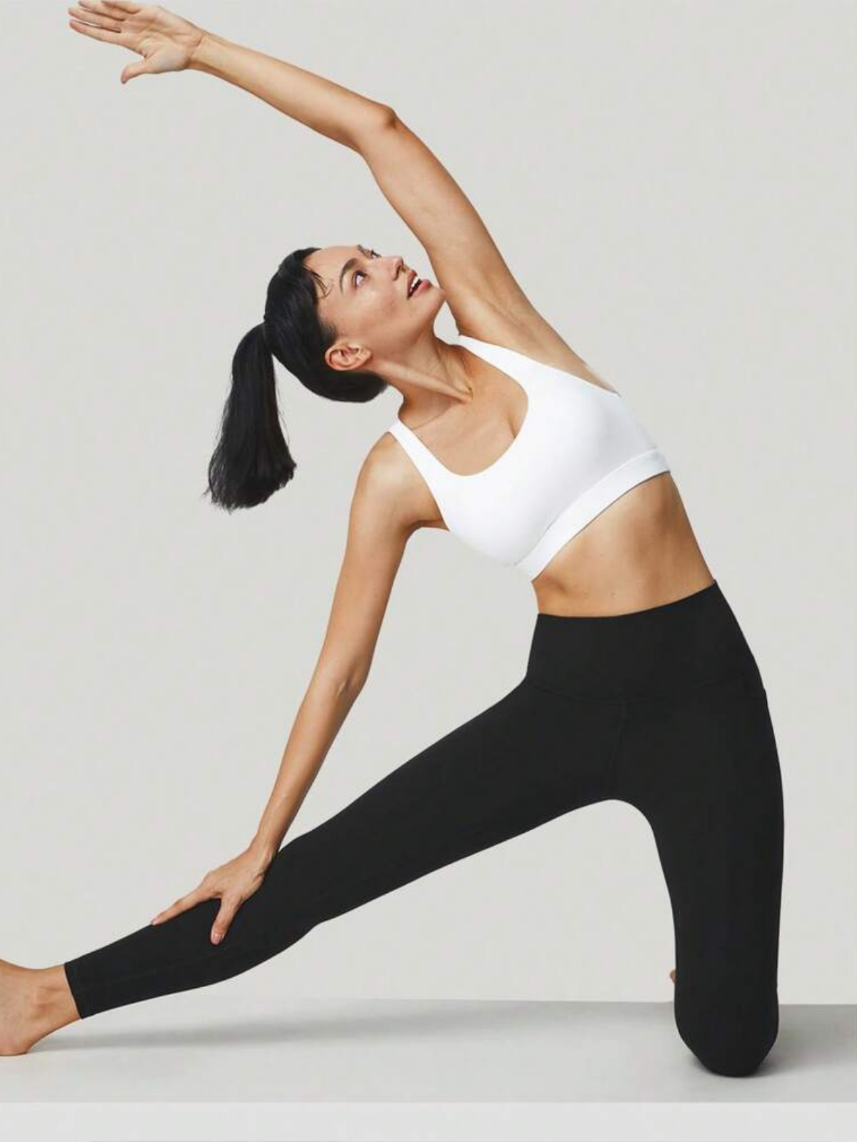 Leggings taille haute Soft Move en fibre Tactel extensible dans les quatre sens, parfaits pour le yoga en studio et adaptés à tous les niveaux.